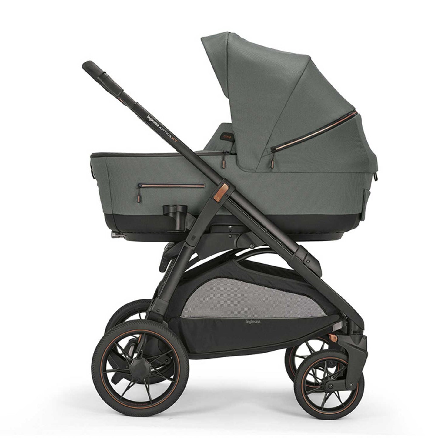 Inglesina - Trio Aptica XT System Quattro con Darwin compreso Telaio e StandUp + Omaggio Valigetta Kit Mamma 2023