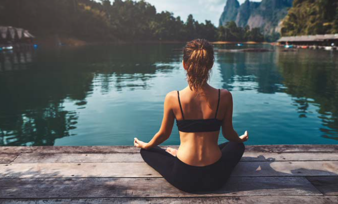 donna che pratica yoga