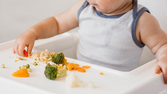 Bimbo che mangia i broccoli