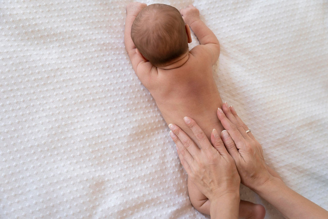 Mani di mamma per il massaggio infantile