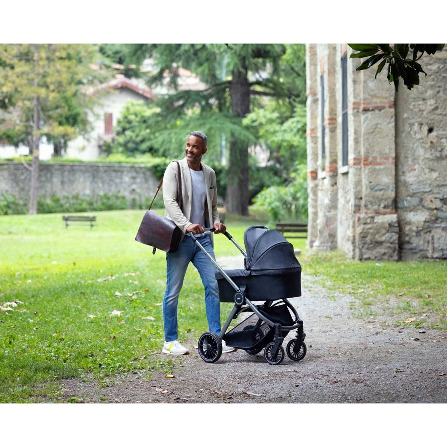 Chicco - Trio Best Friend Pro Light Con Nuovo S.A. Kori I-Size Essential Black + Omaggio Valigetta "Kit Mamma 2023"