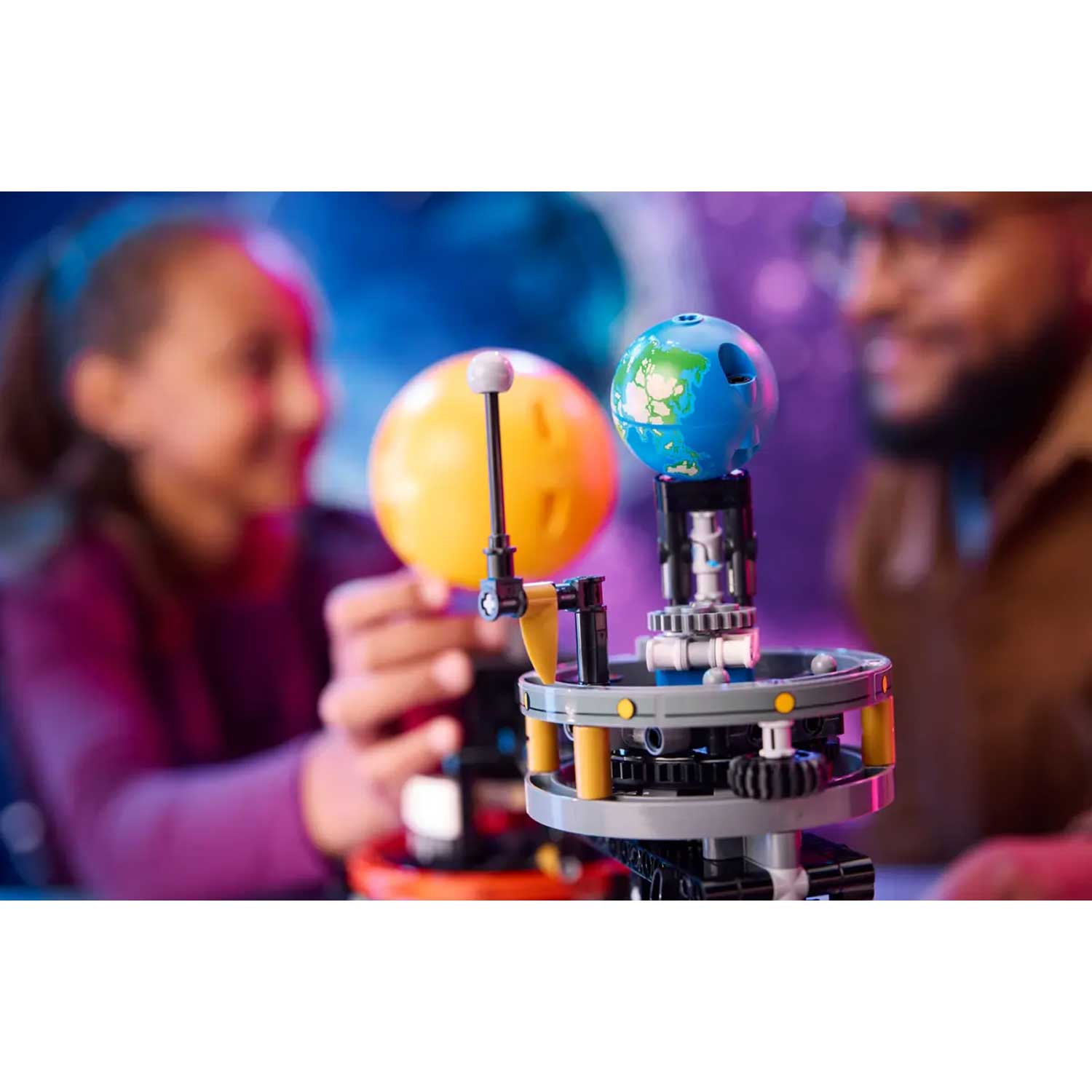 LEGO - Technic Pianeta Terra E Luna In Orbita 42179