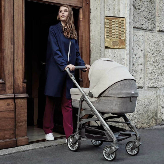 Inglesina - Trio Trilogy System Quattro + Borsa Day Bag + Base Auto Huggy + Omaggio Valigetta Kit Mamma 2023